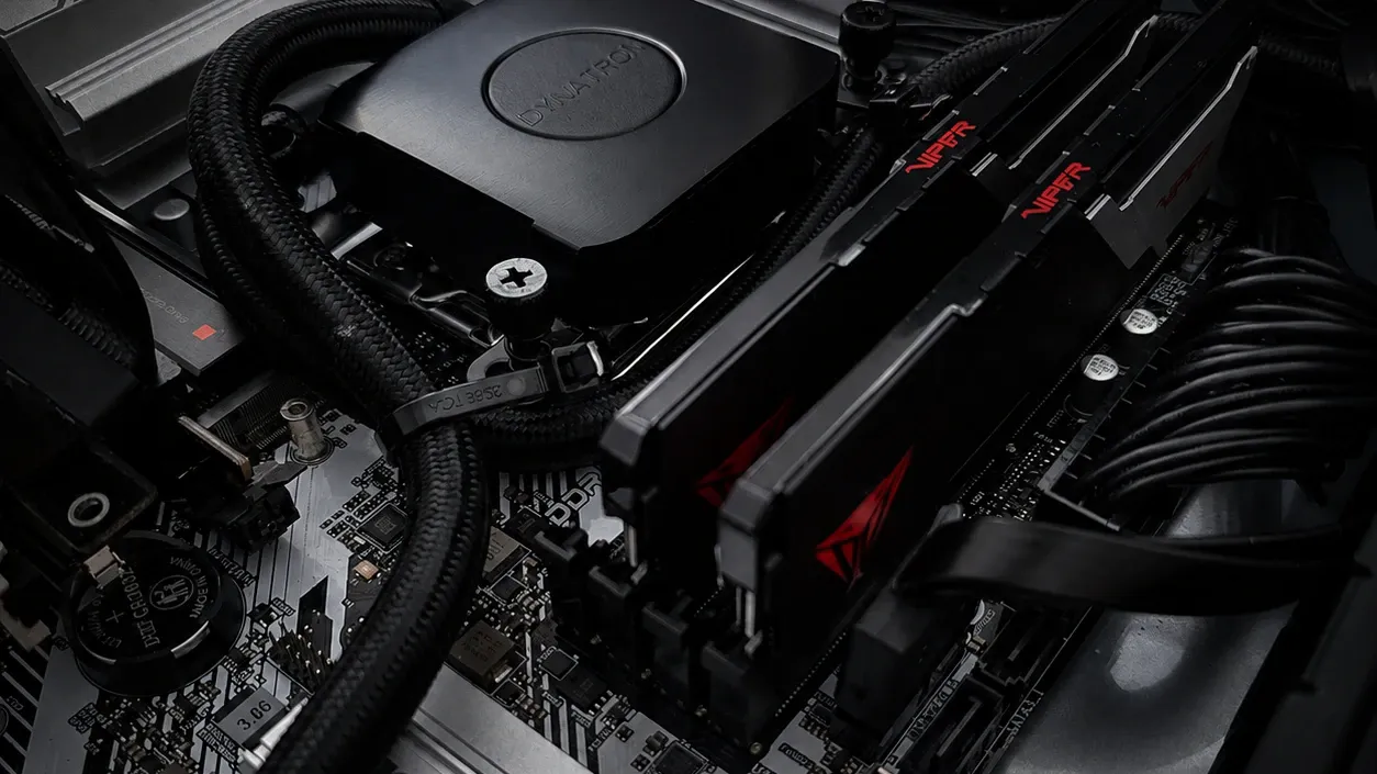 Dynatron liquid-cooling block and Viper memory installed on a VYKIX server motherboard.